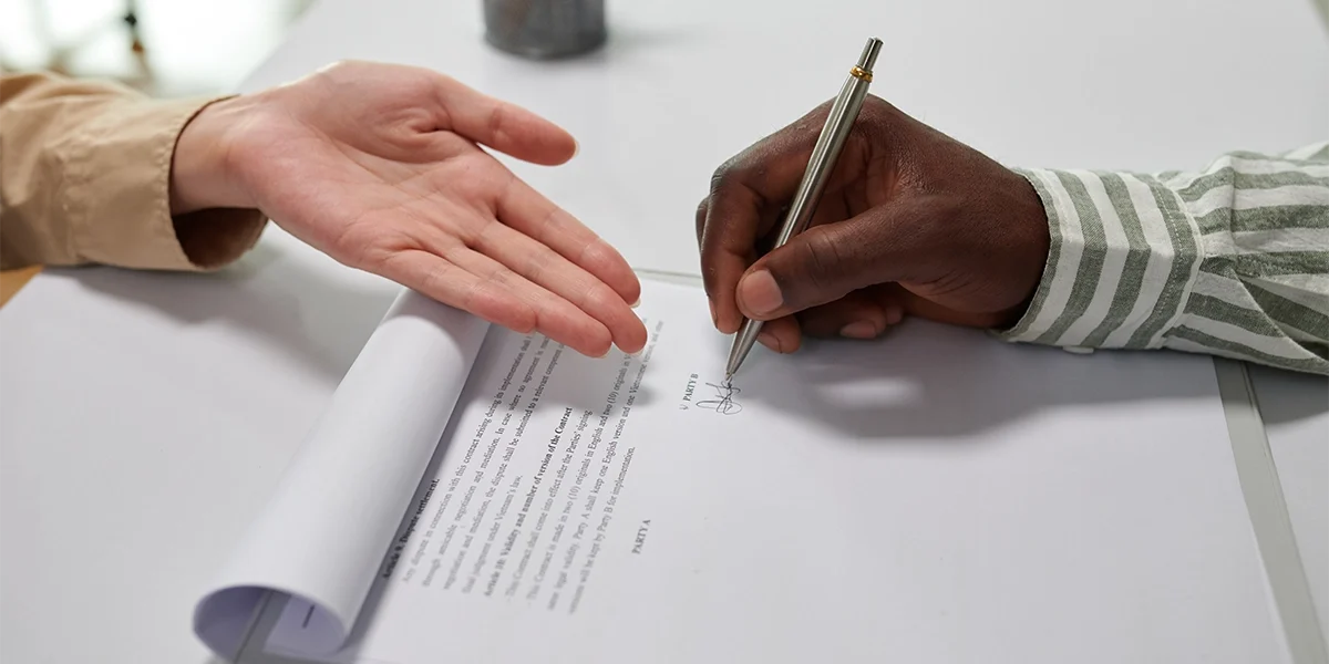 client-singing-agreement-in-bank