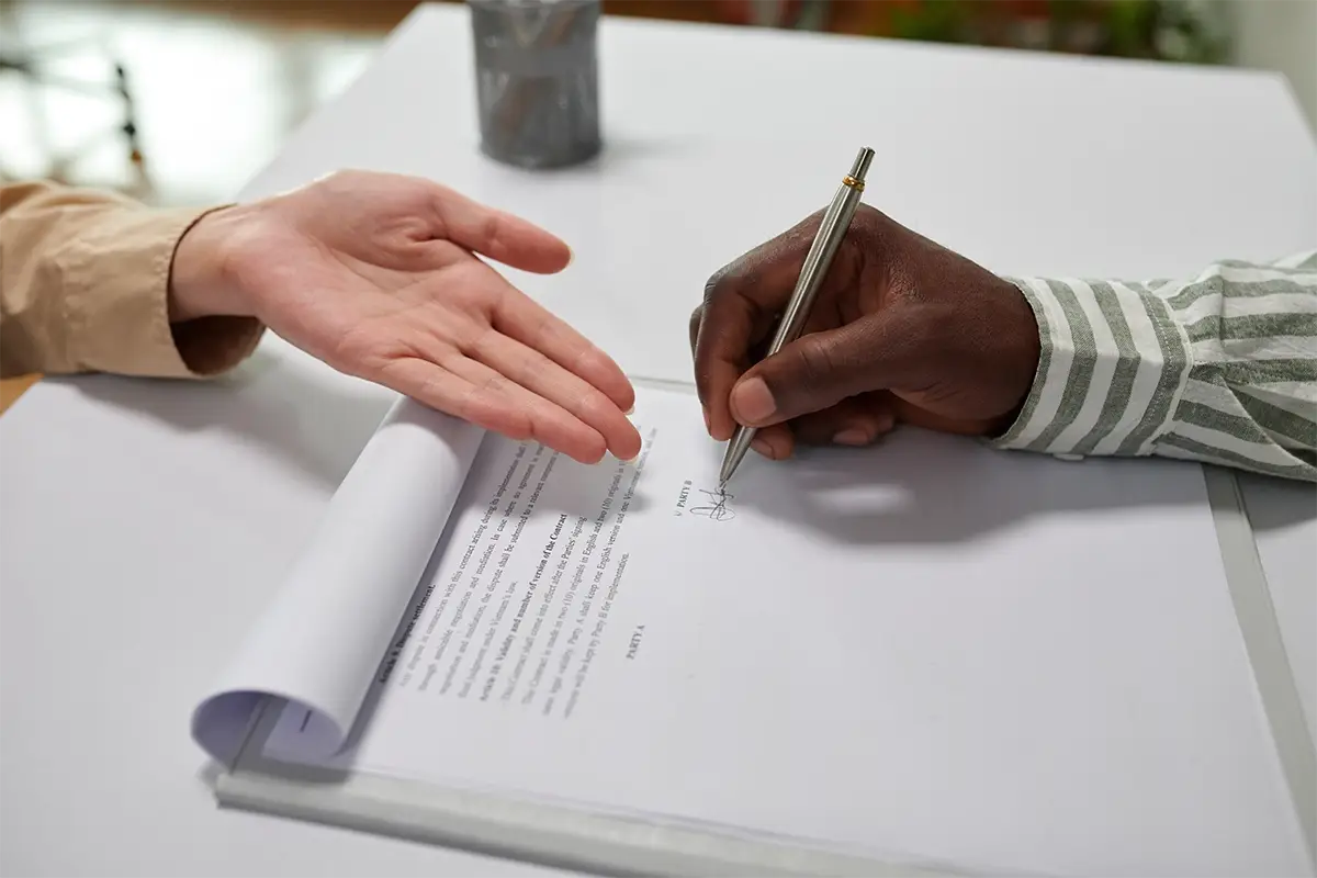 client-singing-agreement-in-bank