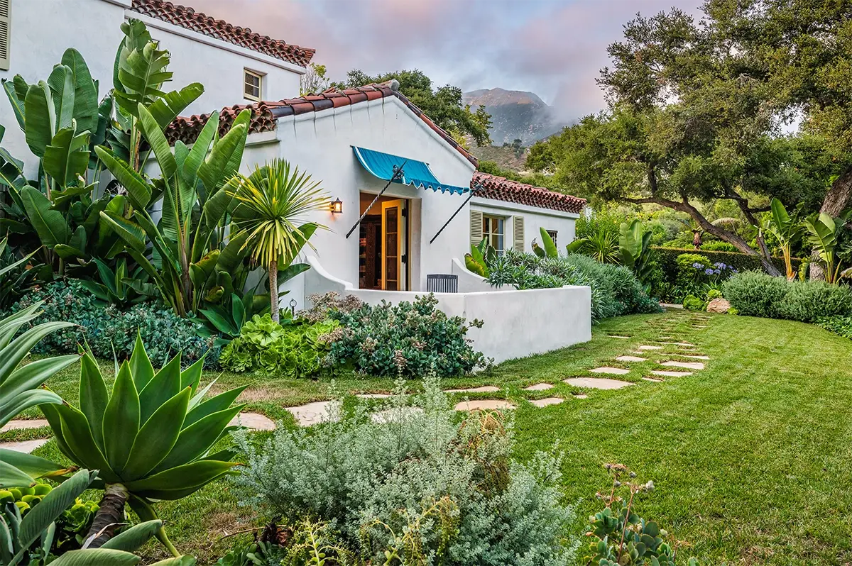 the-white-house-has-an-outside-walkway